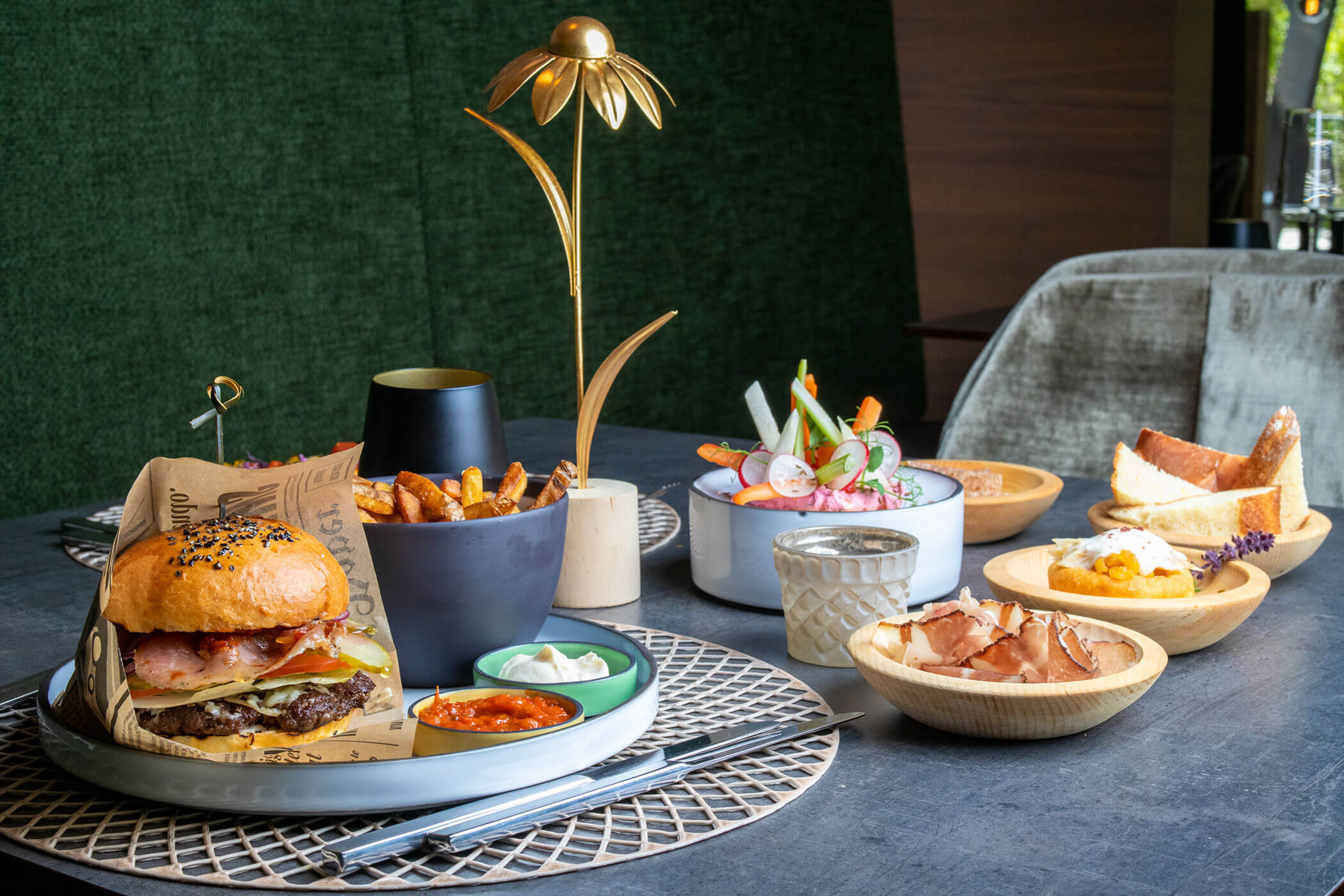 Bildergalerie - Genießerküche - Tisch mit Burger & Pommes - Hotel Sonnleiten