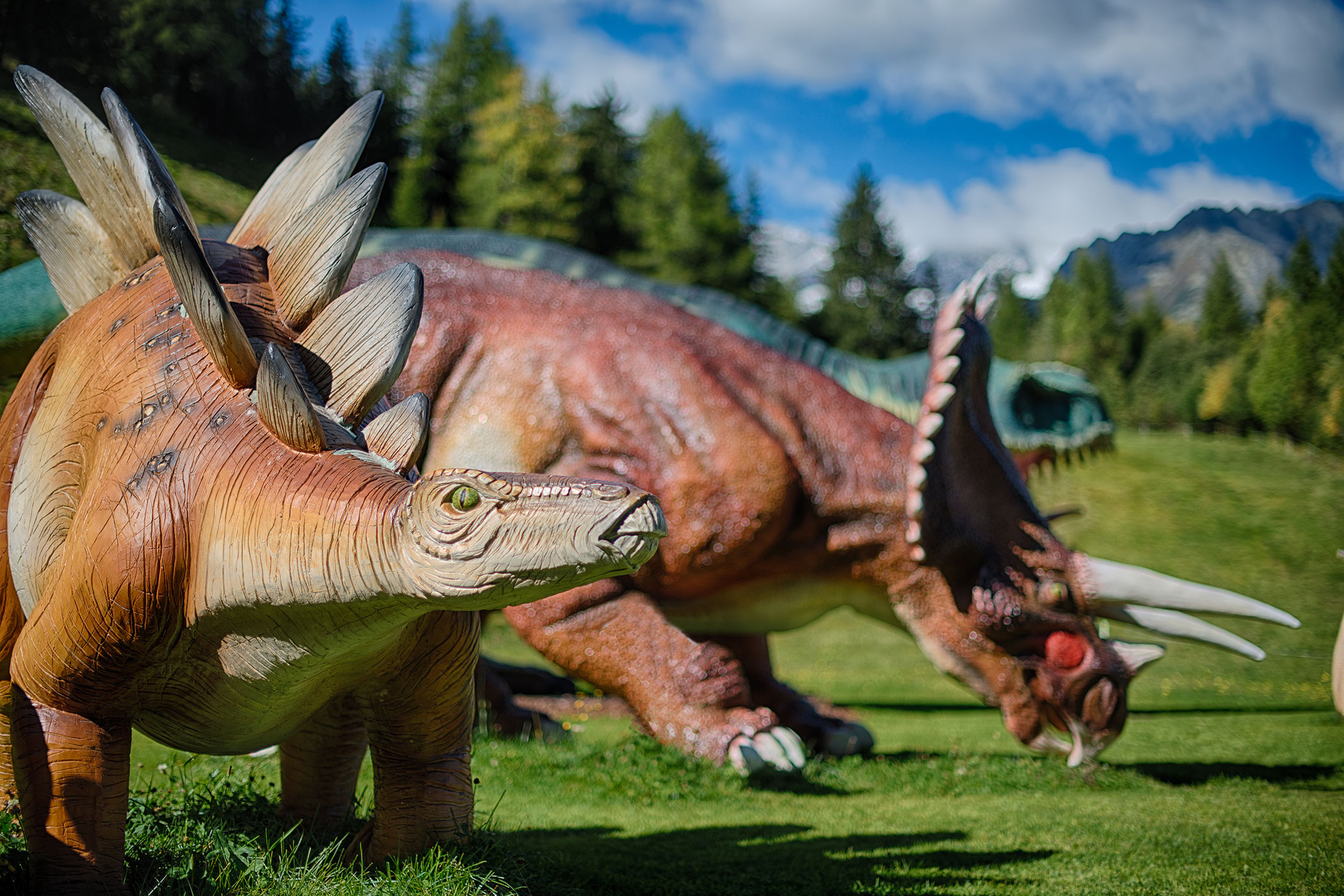 Bildergalerie - Sommermomente - Dinosaurier in grüner Landschaft - Hotel Sonnleiten