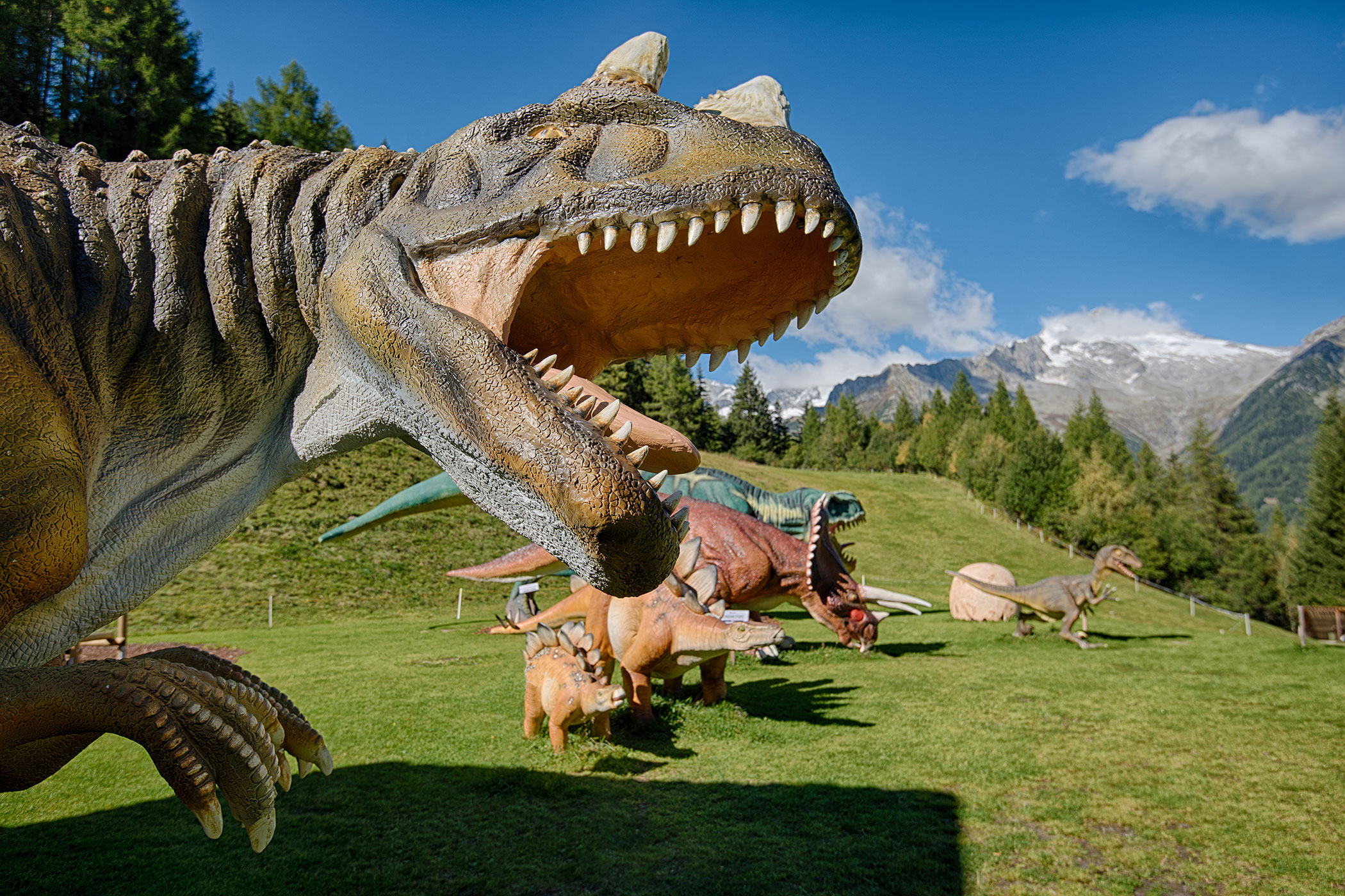 Bildergalerie - Sommermomente - Detailaufnahme Dinosaurier in grüner Landschaft - Hotel Sonnleiten