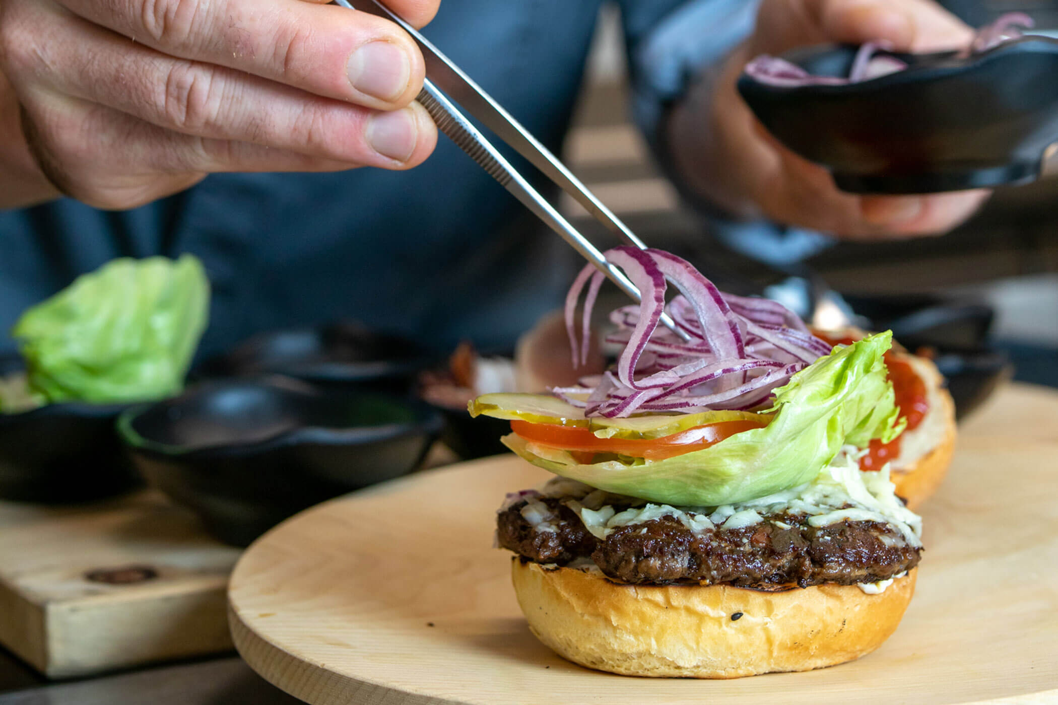 Burger mit Pinzette machen
