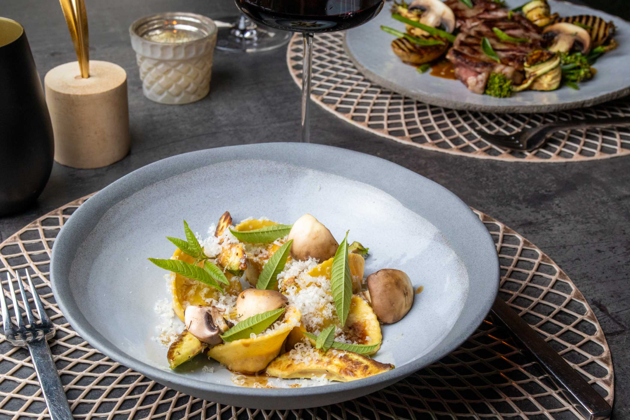 Ravioli ripieni di funghi, ben presentati - Hotel Sonnleiten
