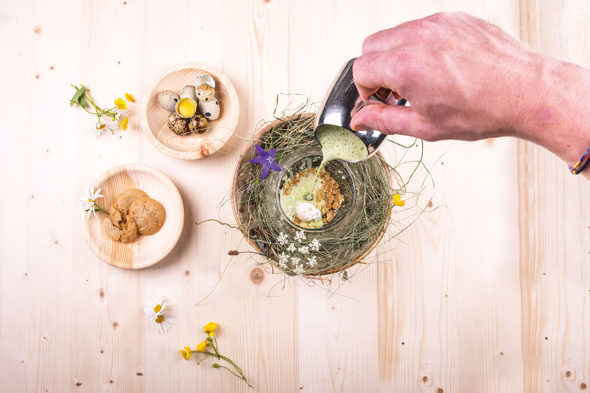 Kulinarik - Detailaufnahme Holzschalen mit Gerichten & Deko - Hotel Sonnleiten