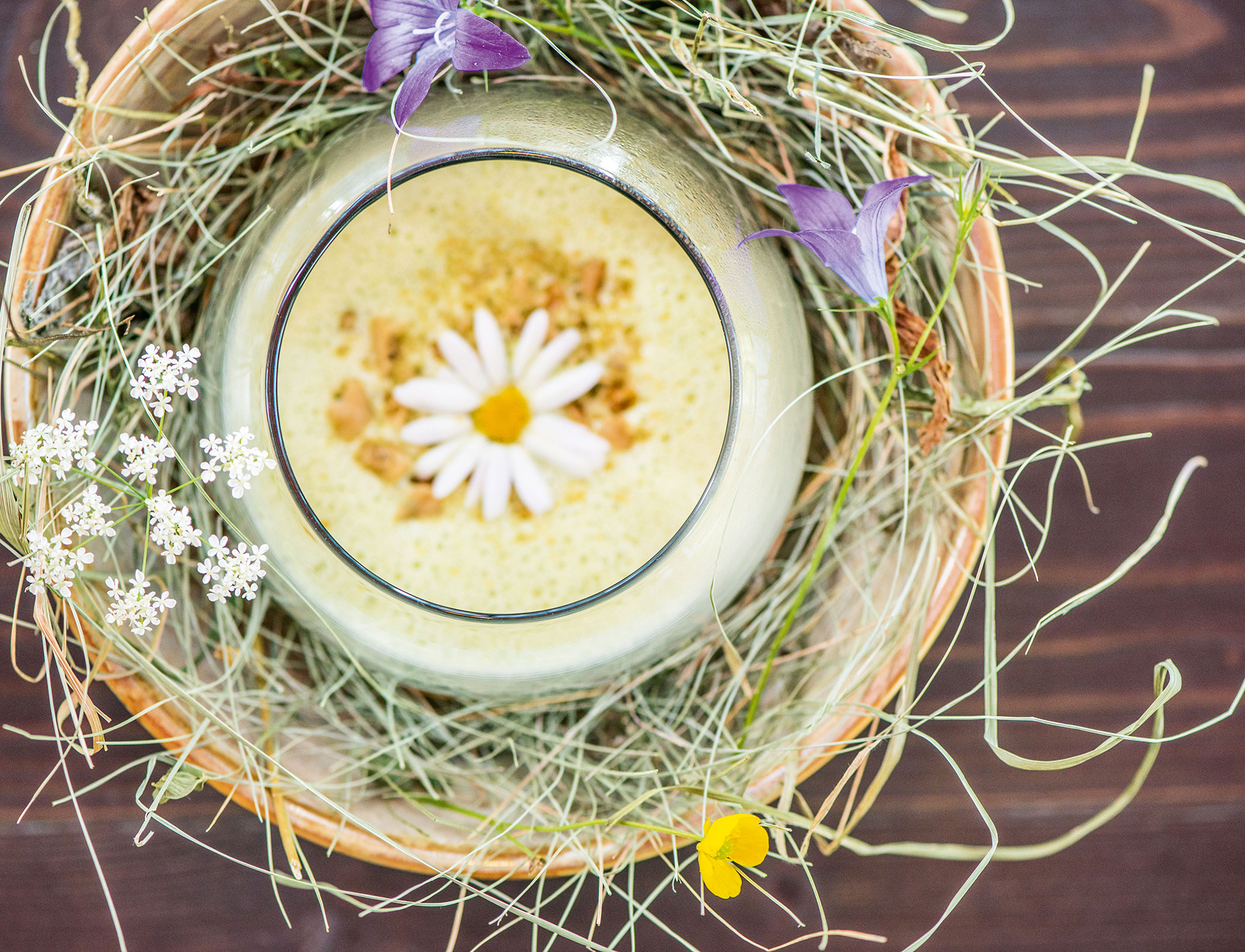 Kulinarik - Detailaufnahme Getränk mit Heu & Deko - Hotel Sonnleiten