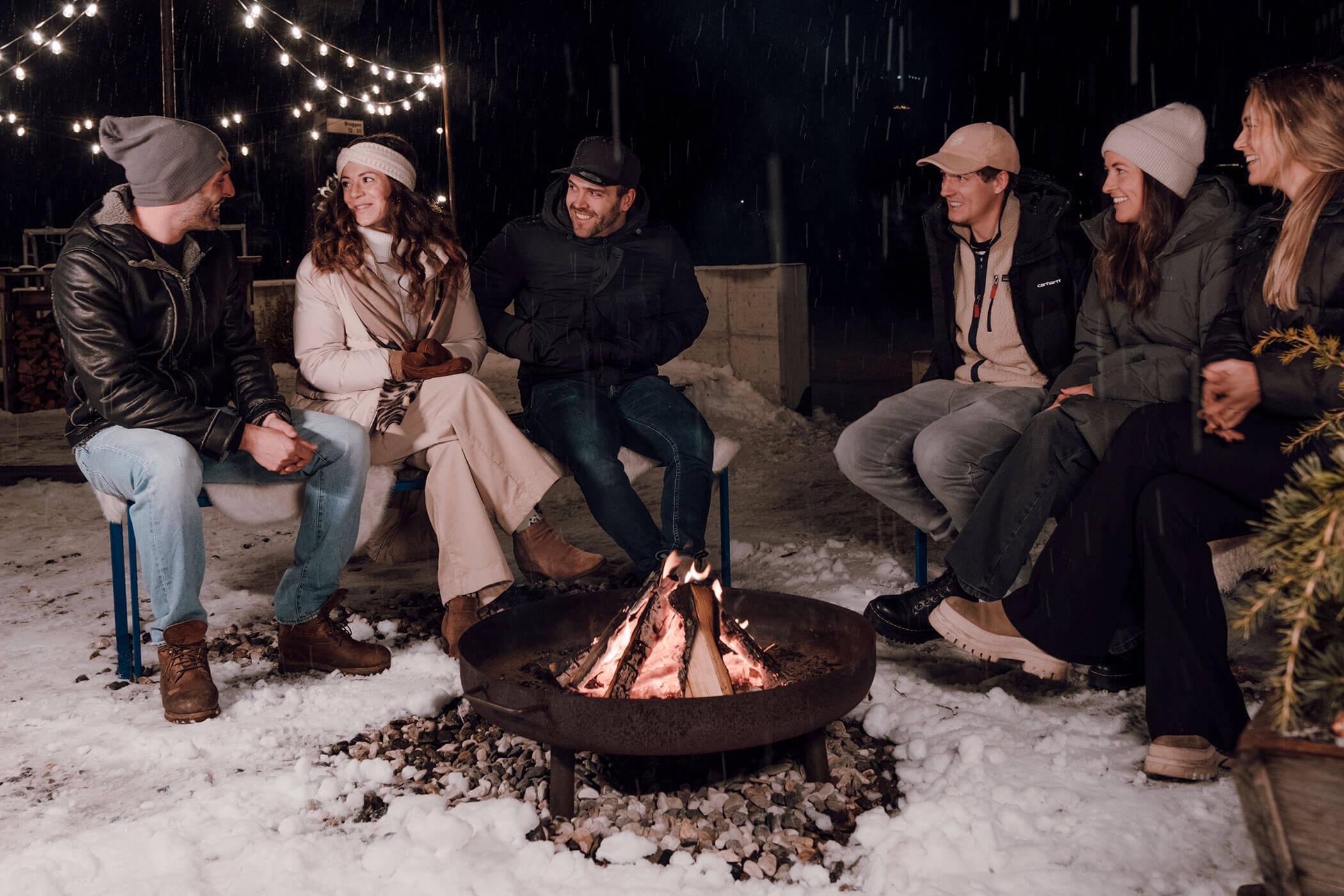 Stochas - Gruppe an Menschen vor einem Lagerfeuer